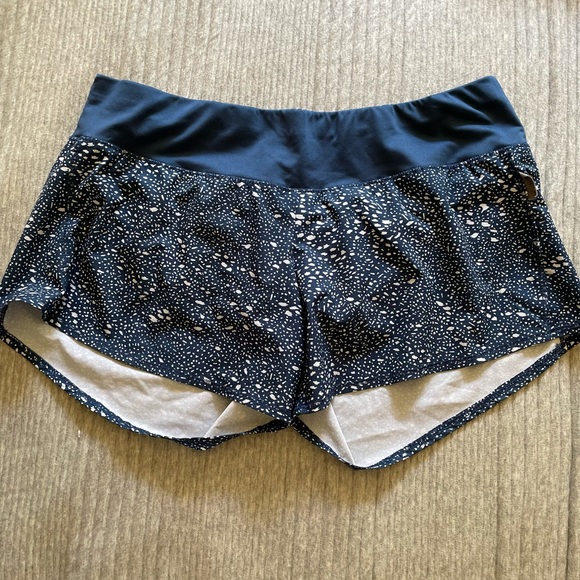 oiselle Pants - NWOT Blue patterned oiselle shorts